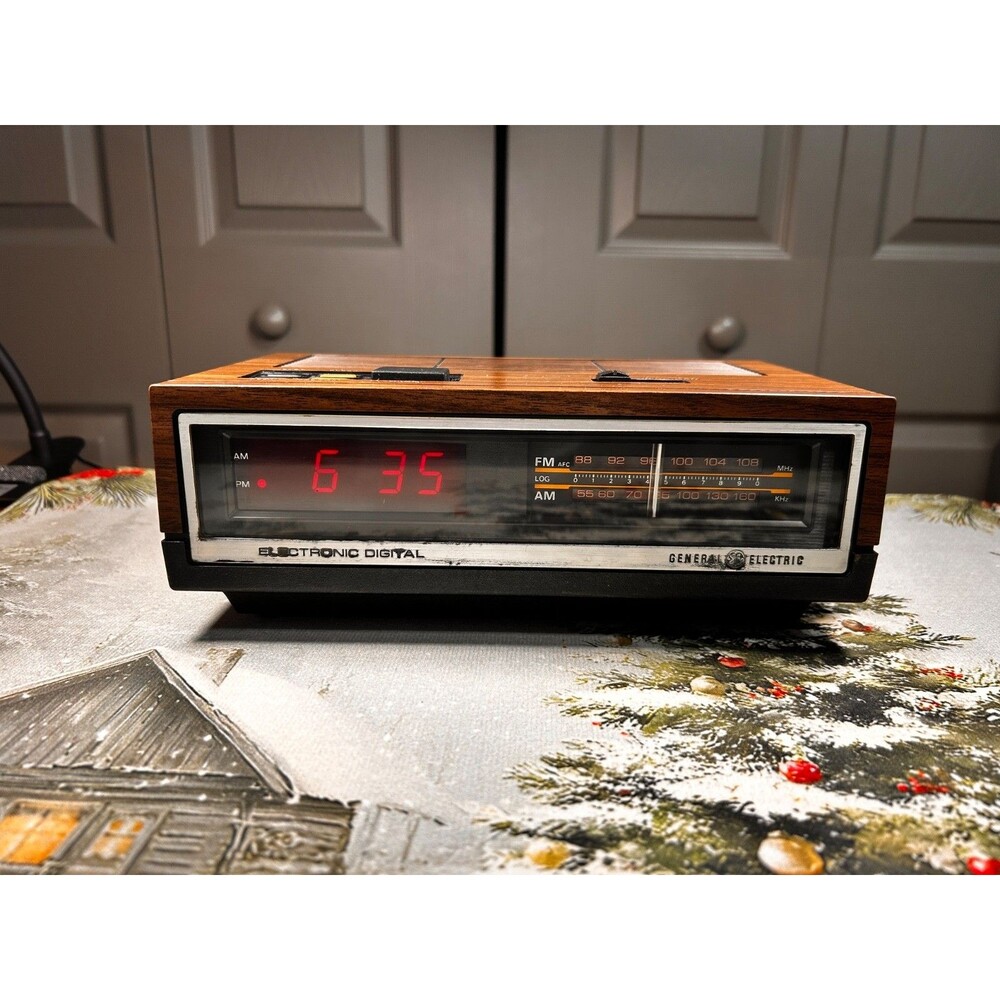 General Electric Digital Clock Radio & Alarm  Model 7-4640A Vintage